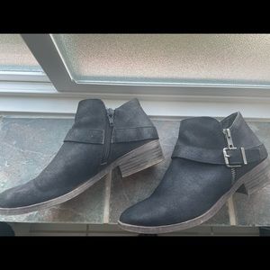 Size 7 1/2 low top black bootie